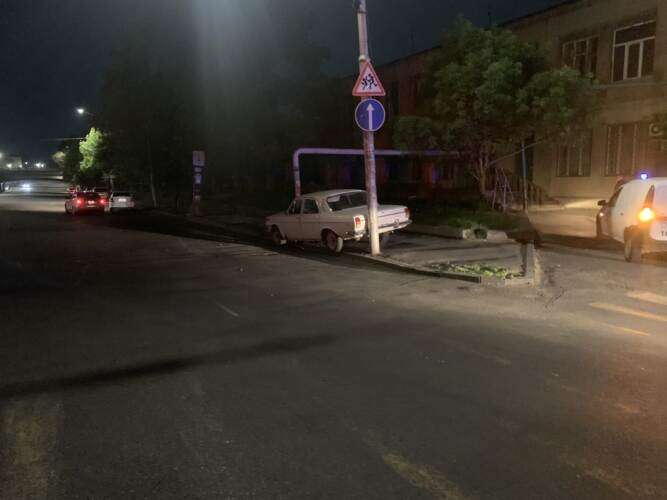 Երևանում «GAZ» մակնիշի ավտոմեքենան դուրս է եկել ճանապարհի երթևեկելի հատվածից և բախվել գազատար խողովակին (լուսանկարներ)