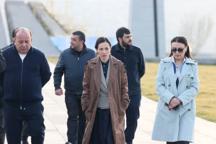 1773689184_7eFuylLB_large-800x533