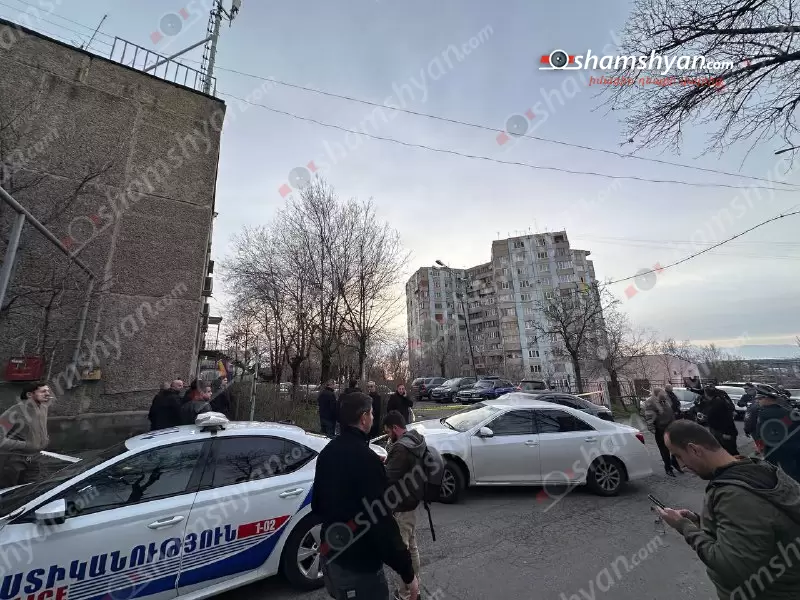 Մի խումբ քաղաքացիներ շրջափակել են «Hongqi»-ն․ փորձել են դուրս հանել վարորդին, հարվածել մեքենային