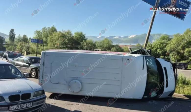 Վանաձորում բախվել են «Opel»-ը և «Ford Transit»-ը, ինչի հետևանքով վերջինը կողաշրջվել է