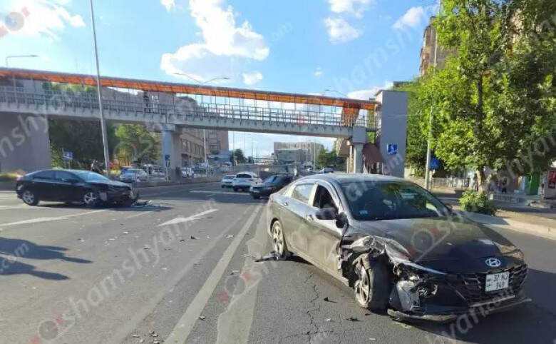 Սևանում բախվել են բեռնատարն ու մեքենան, վերջինս բախվել է արգելապատնեշին
