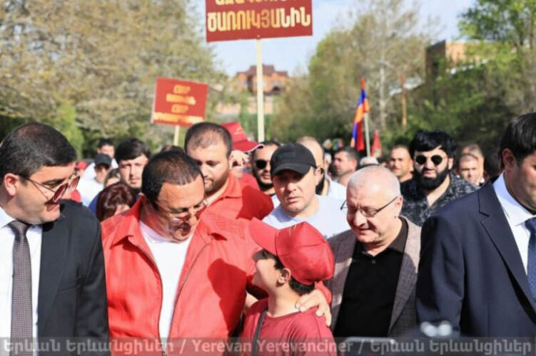 Ծառուկյանի կողքին՝ որպես սկզբունք, բայց «Դեմոկրատական այլընտրանքի» օրակարգով․ Սուրենյանց